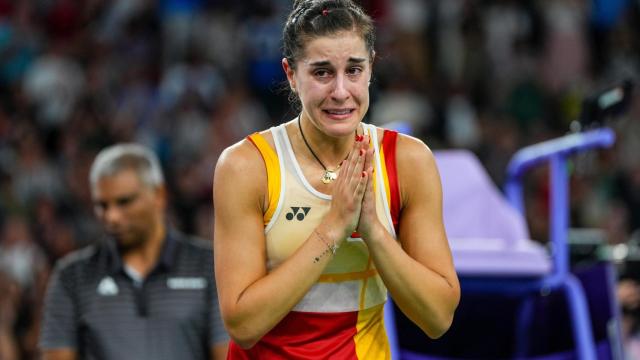 Carolina Marín al retirarse por lesión de la semifinal de bádminton de Paris 2024.