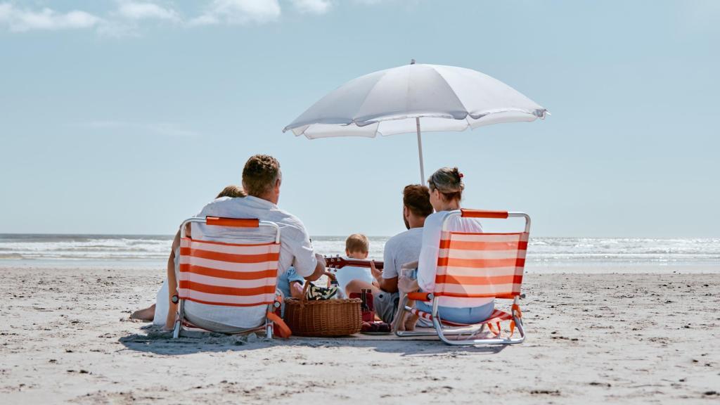 Un grupo de personas disfrutando de una comida en la playa