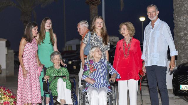 Felipe VI y Letizia junto a sus hijas, Leonor y Sofía, la emérita Sofía, la hermana de ésta, Irene, y Tatiana Radziwill junto a su marido, este domingo, a la salida del restaurante.