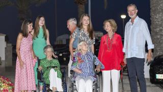 Primera imagen de Felipe VI junto a Letizia y sus hijas en Palma: cena familiar con la emérita Sofía e Irene de Grecia