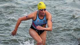 La triatleta Claire Michel, durante la prueba femenina en el río Sena