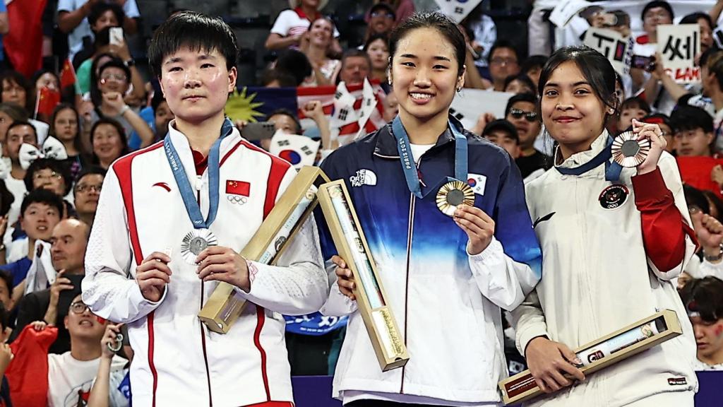 He Bing Jiao, a la izquierda, en el podio del bádminton femenino en París 2024