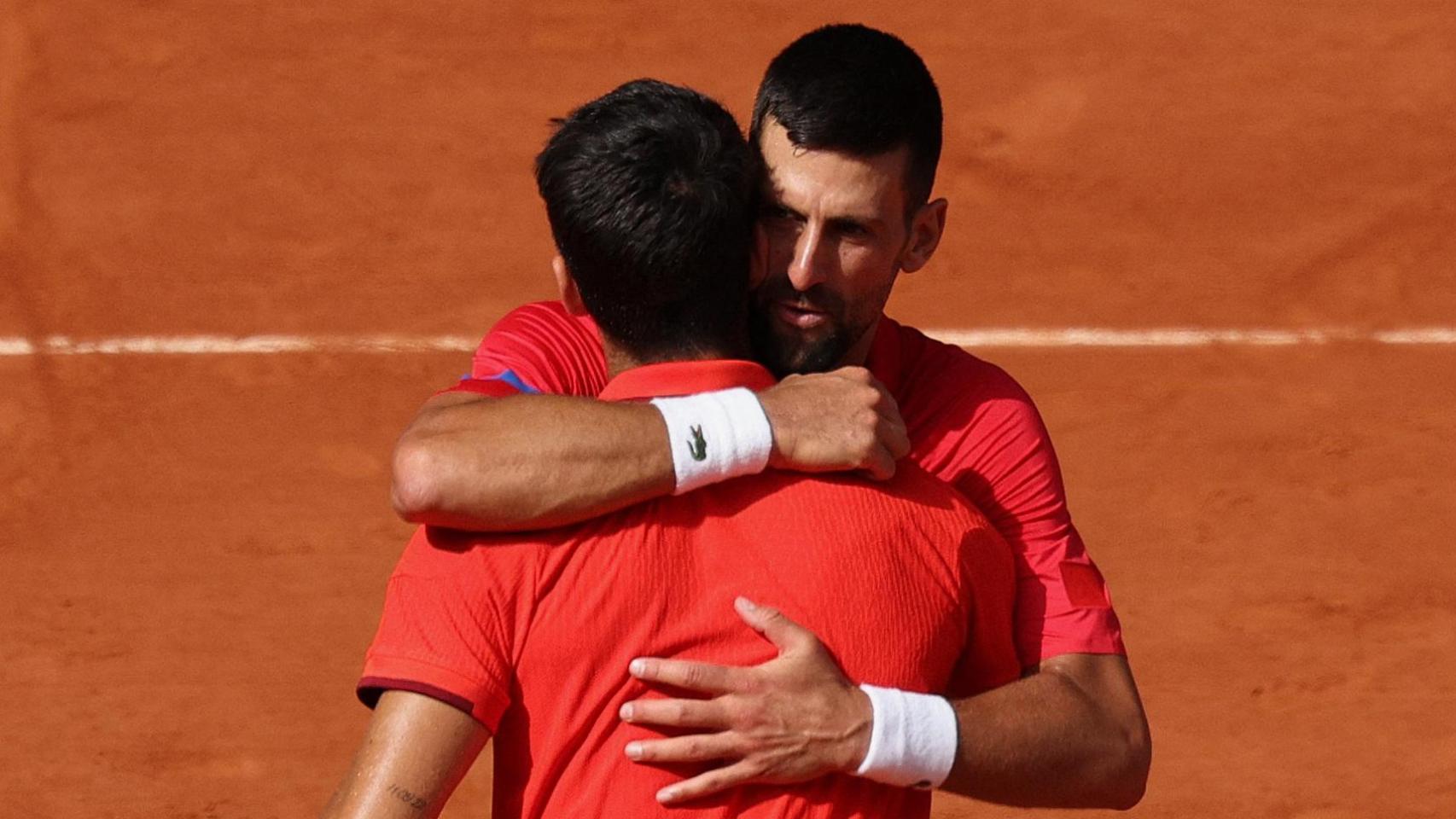 Novak Djokovic abraza a Carlos Alcaraz tras la final de los JJOO de París 2024