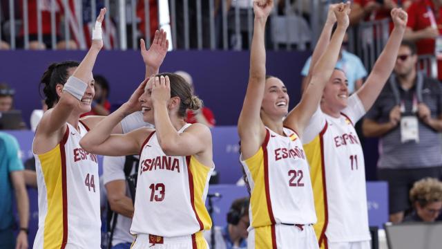 La selección femenina de baloncesto 3x3 celebra su pase a la final.