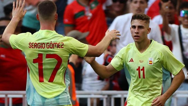 Fermín López celebra su gol con Sergio Gómez.