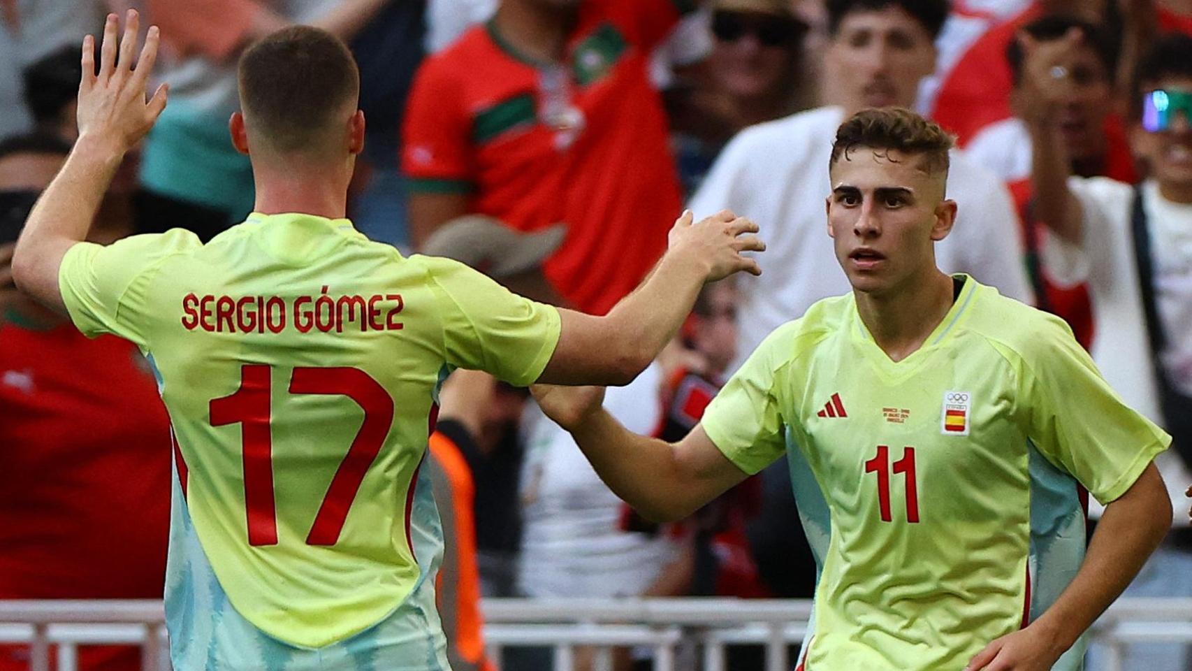 Fermín López celebra su gol con Sergio Gómez.