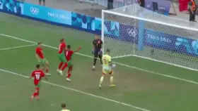 Rahimi celebra el gol ante Arnau Tenas.