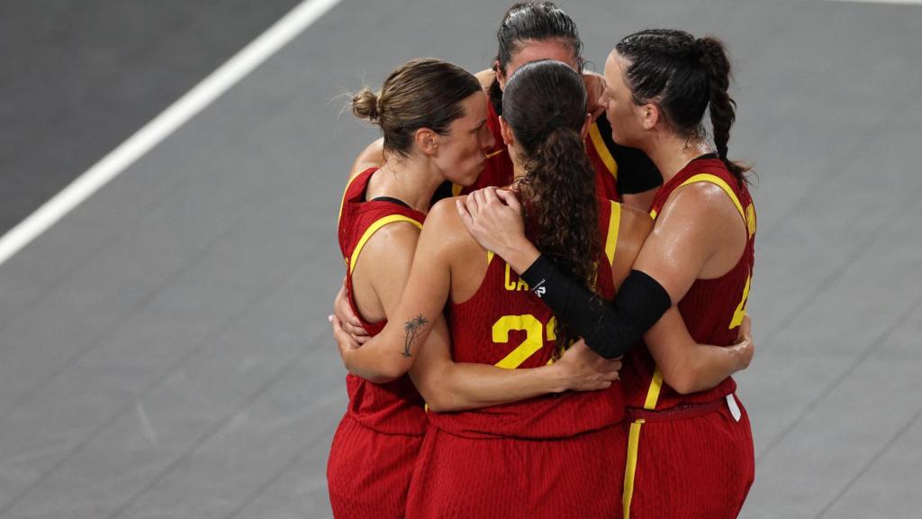 Sandra Ygueravide, Vega Gimeno, Juana Camilion y Gracia Alonso, se abrazan tras conseguir la plata.