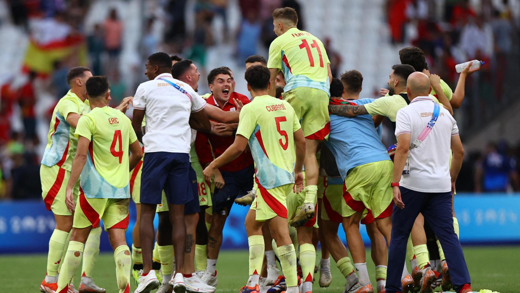 Los jugadores de la selección española masculina de fútbol celebran el pase a la final de los JJOO.