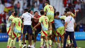Los jugadores de la selección española masculina de fútbol celebran el pase a la final de los JJOO.