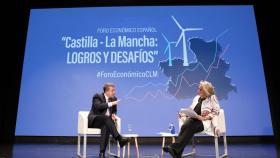 Esther Esteban, presidenta ejecutiva de EL ESPAÑOL - EL DIGITAL CLM, entrevistando a Emiliano García-Page.