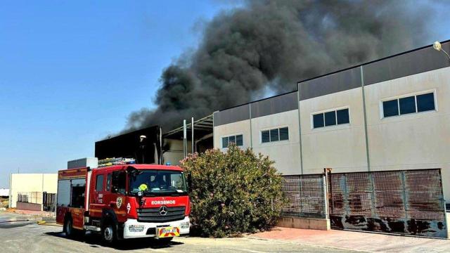 Incendio en una nave de Chinchilla de Montearagón. Foto: Diputación de Albacete.