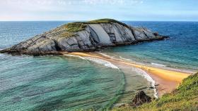 Playa del islote de Castro, Cantabria.