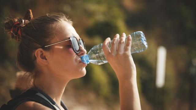 Mujer bebiendo agua.