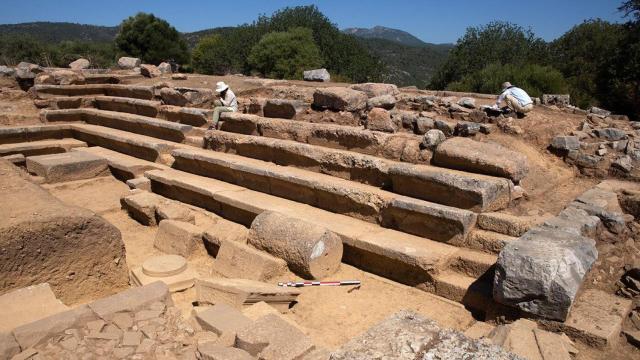 Arqueólogos trabajando en las ruinas del Consejo de la polis de Notio (Turquía).