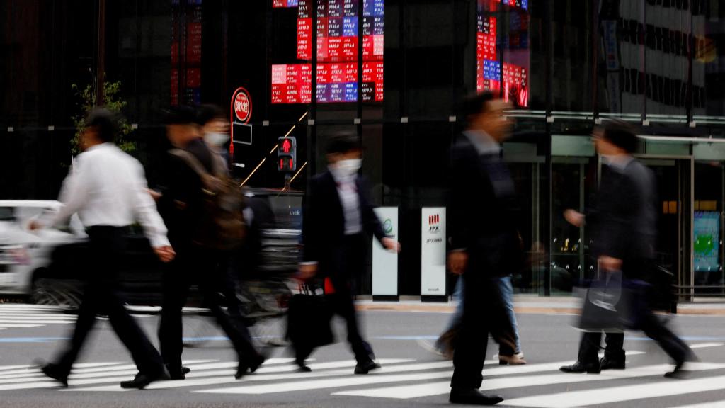 Viandantes ante la Bolsa de Tokio.