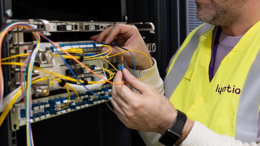 Un técnico realizando una instalación de fibra óptica.