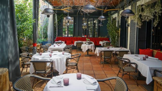 La terraza con jardín más romántica de Madrid: comida francesa con luces y aire acondicionado