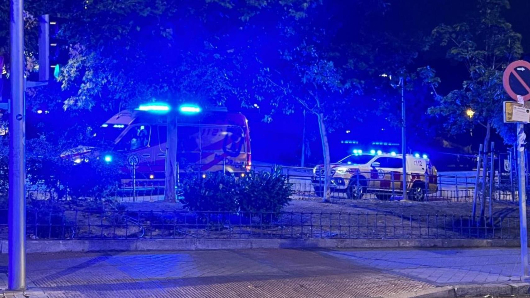 Vehículos de Samur-PC en Puente de Vallecas, donde se ha producido el apuñalamiento.