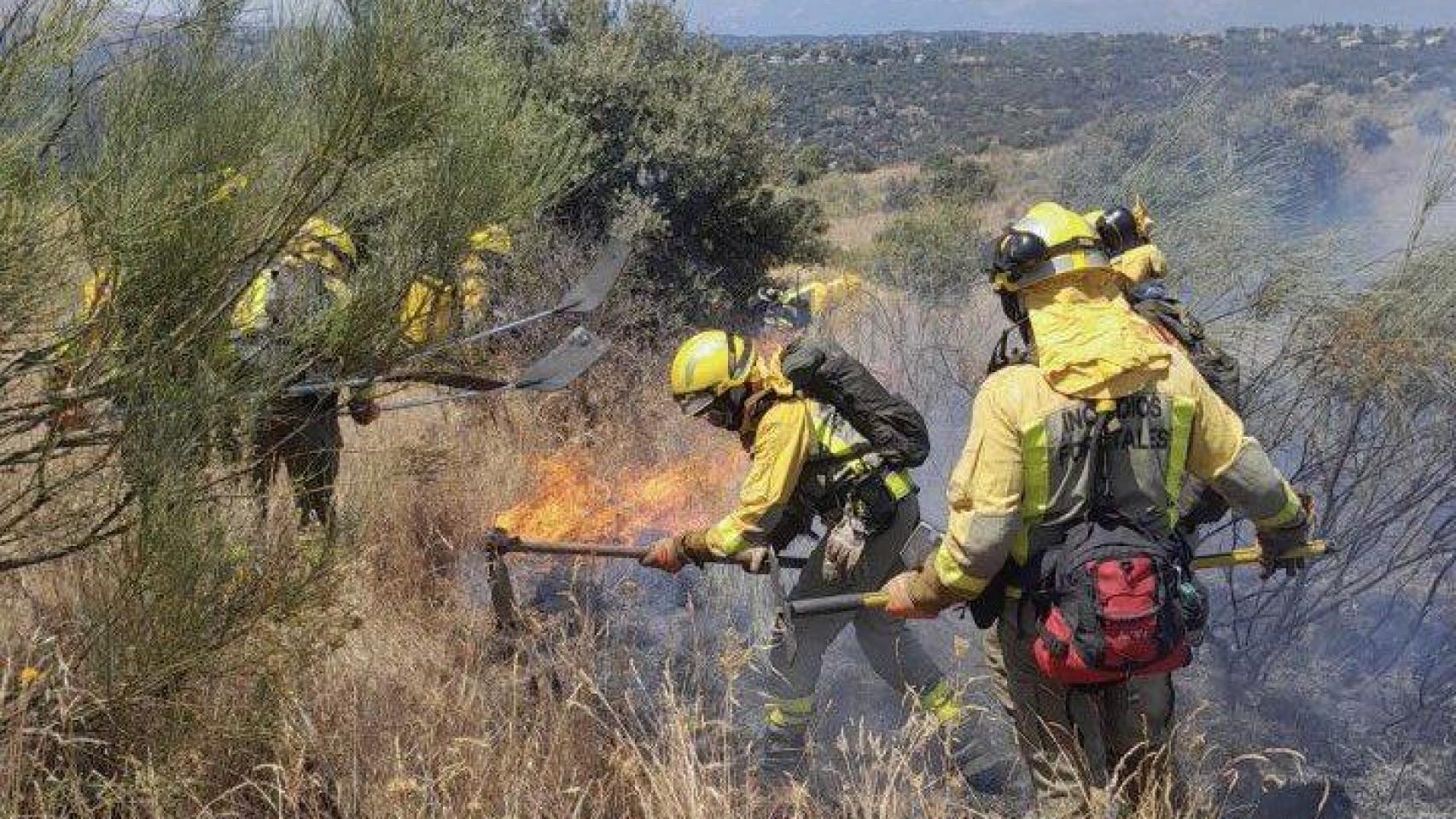 Confinan Pedrezuela por el incendio en El Molar: varias viviendas evacuadas