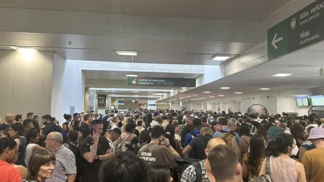 Pasajeros agolpados en la estación de Chamartín.