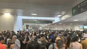 Pasajeros agolpados en la estación de Chamartín.