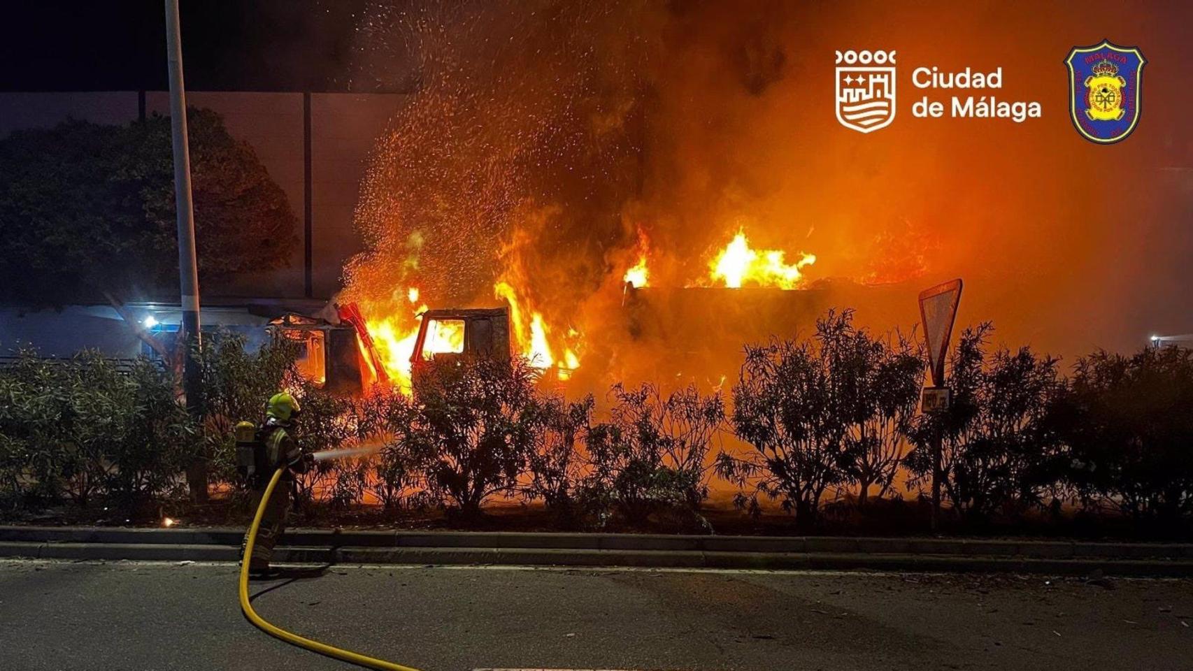 El camión que ha ardido en el parque empresarial Trévenez en Málaga.