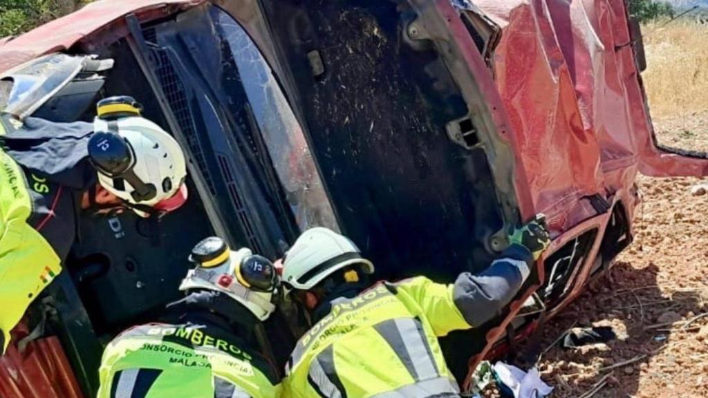 Efectivos del Consorcio Provincial de Bomberos intervienen en un accidente por salida de vía de un vehículo en Villanueva del Rosario, en el que han resultado heridas cinco personas.