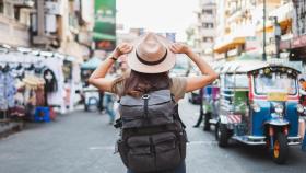 Mujer viajando sola con mochila