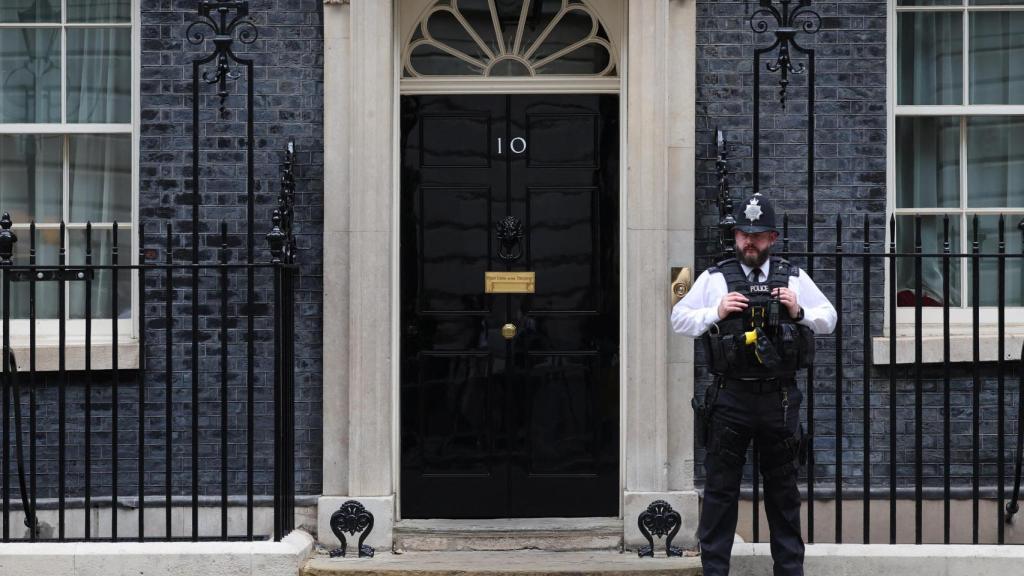 Un policía frente a Downing Street donde se ha reunido el Gobierno de urgencia este lunes.