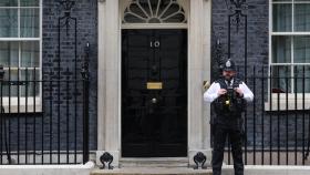 Un policía frente a Downing Street donde se ha reunido el Gobierno de urgencia este lunes.