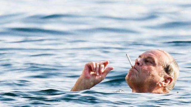 Jack Nicholson fumándose un cigarrito en el mar.