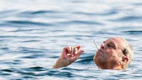 Jack Nicholson fumándose un cigarrito en el mar.