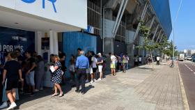 Largas colas en Riazor