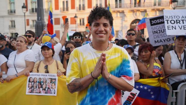 Retrato de Manu Plaza durante la concentración por la libertad de Venezuela en Madrid este sábado.