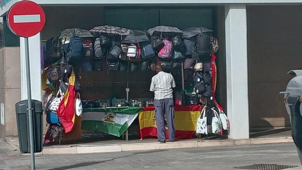 Jimmy en su puesto de venta ambulante en el barrio sevillano de Los Remedios.