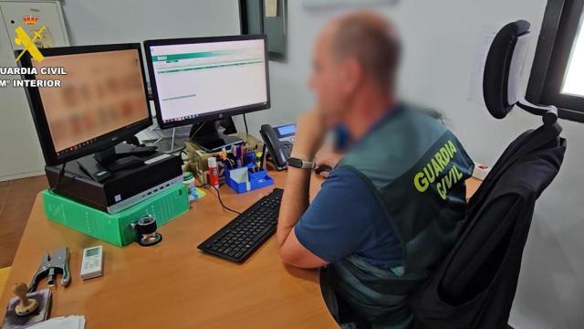 Uno de los agentes de la Guardia Civil que han participado en el operativo.