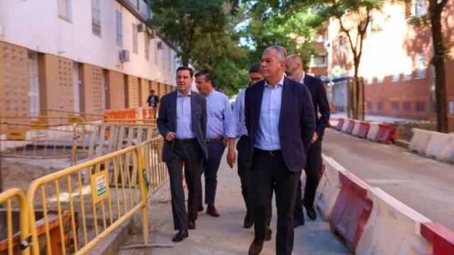 El alcalde, José Luis Sanz, supervisa unas obras de accesibilidad en Los Bermejales.