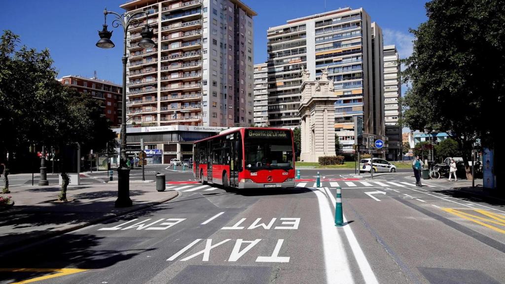 Un autobús de la EMT accede a la calle Colón de Valencia, en una imagen de archivo.