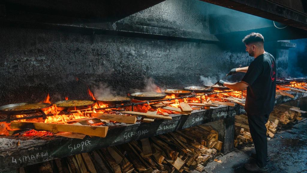 La arrocería Las Bairetas de Chiva que cocina paellas a leña