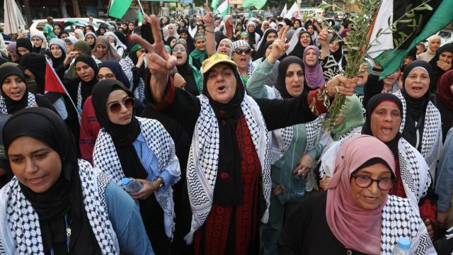 Manifestantes libaneses sostienen banderas durante una protesta en condena por el asesinato del jefe de Hamás, Ismail Haniyeh.