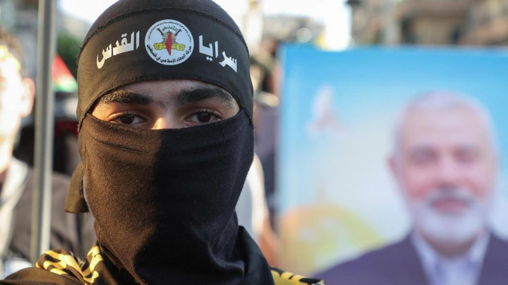 Un manifestante participa en una protesta en condena por el asesinato del jefe de Hamás, Ismail Haniyeh.