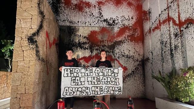 Activistas de Futuro Vegetal arrojan pintura a la mansión de Messi en Ibiza