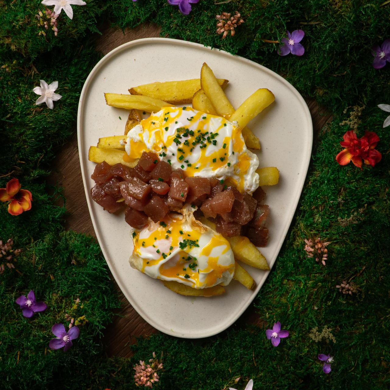 Huevos rotos con atún rojo y patatas.