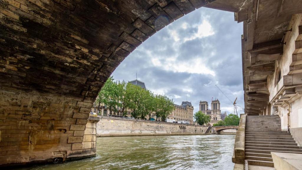 Arco del puente Saint-Michel, en el río Sena en París.