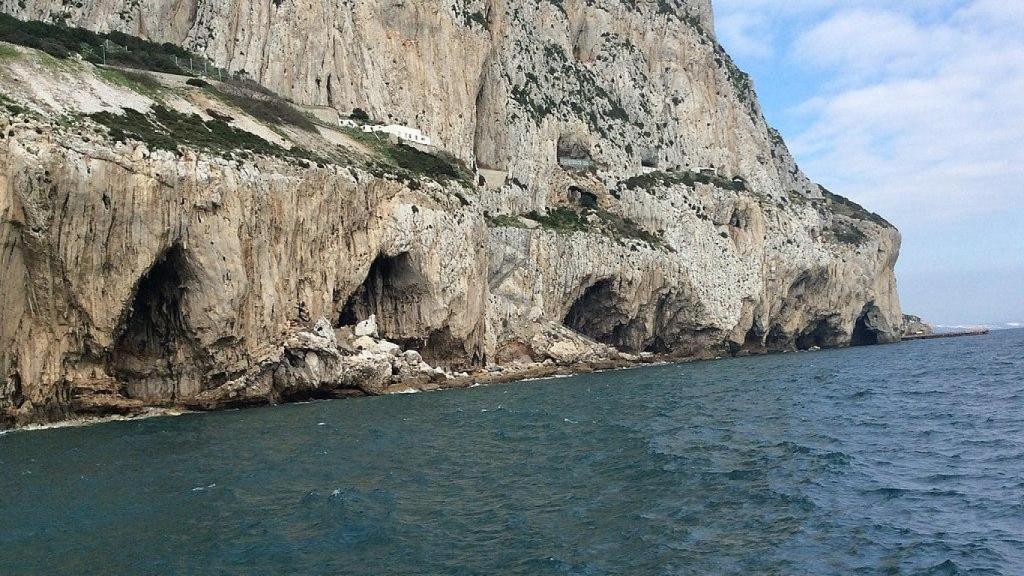 Complejo de cuevas de Gorham, Gibraltar, fotografiadas desde el Mediterráneo.