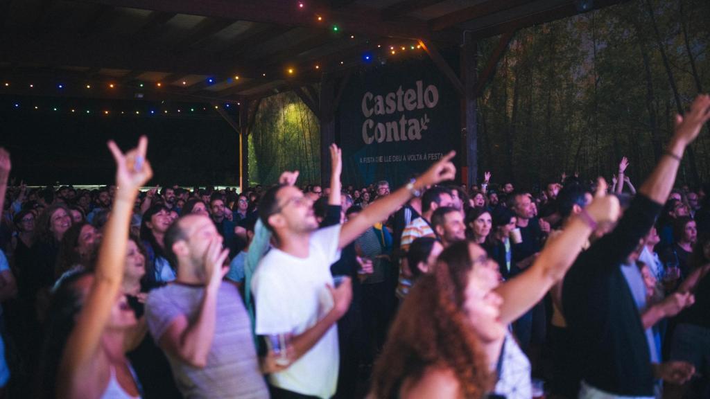 Público dunha das actuacións musicais do Castelo Conta