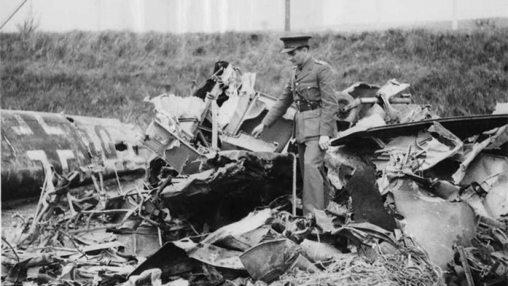 Oficial británico examinando los restos del avión que pilotó Rudolf Hess en 1941.