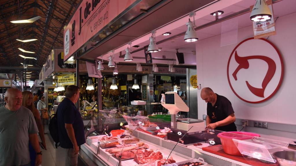 Puesto de carnicería en un mercado