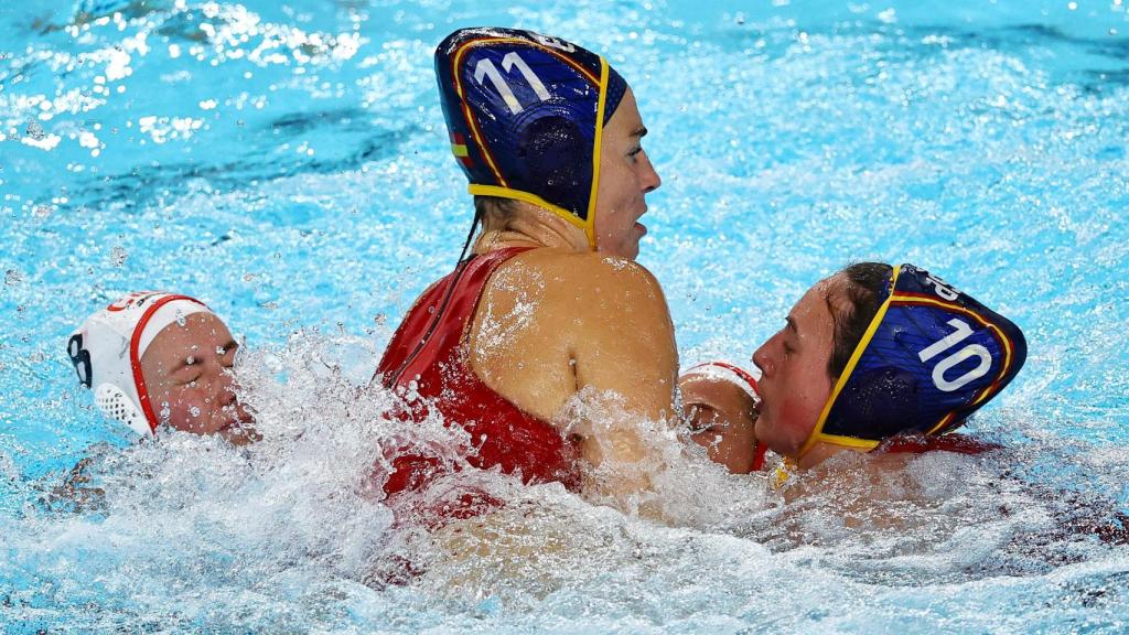 Paula Camus y Maica Garcia Godoy, en acción durante el partido de waterpolo.